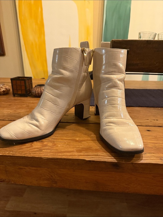 Calvin Klein Shoes - Women’s White Cream Croc-Embossed Block Heel Ankle Boots CALVIN KLEIN